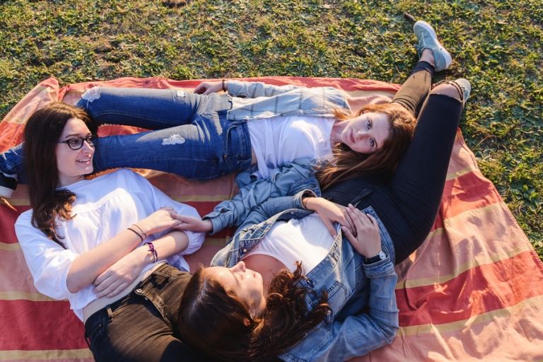 Drei Mädchen liegend Picknick Decke