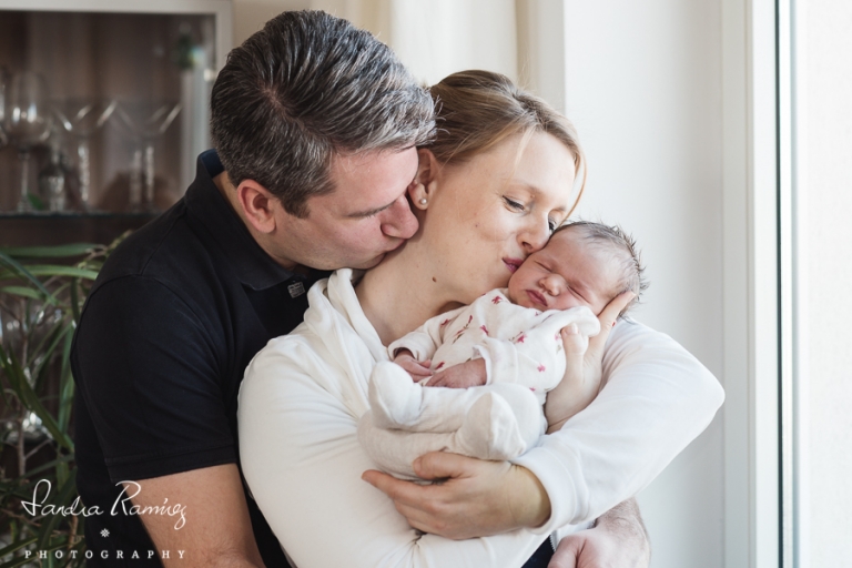 Familienfoto mit neugeborenen Baby