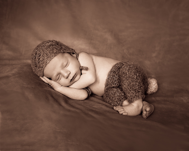 Schlafendes Baby mit Hasenhose von Ebersberg Fotografin