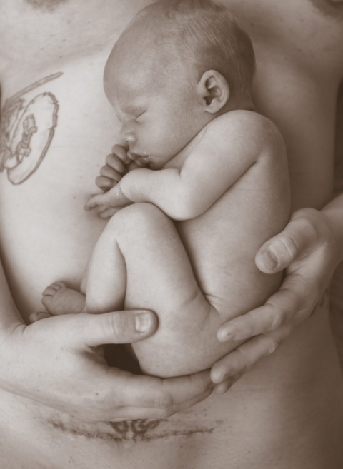 Neugeborenes Baby liegt nackt auf Mutter
