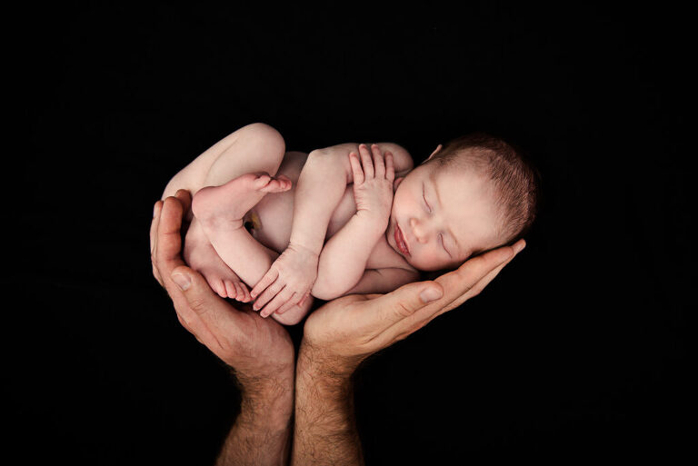 Baby im Papas Hände